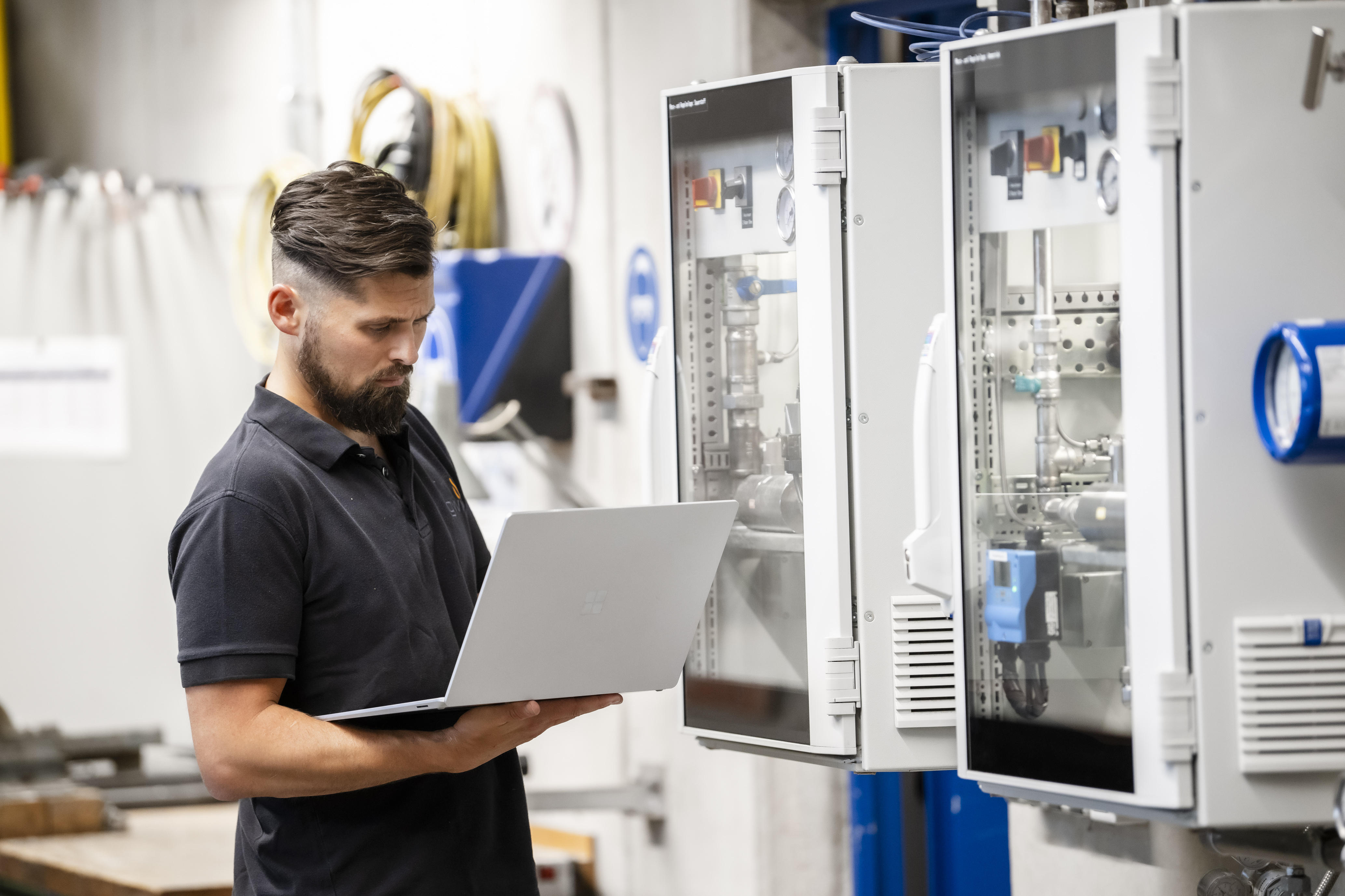 GWI-Mitarbeiter überprüft mit einem Laptop die Mess- und Regeltechnik einer technischen Versuchsanlage im Labor des Gas- und Wärme-Instituts Essen. GWI-Mitarbeiter überprüft mit einem Laptop die Mess- und Regeltechnik einer technischen Versuchsanlage im Labor des Gas- und Wärme-Instituts Essen.