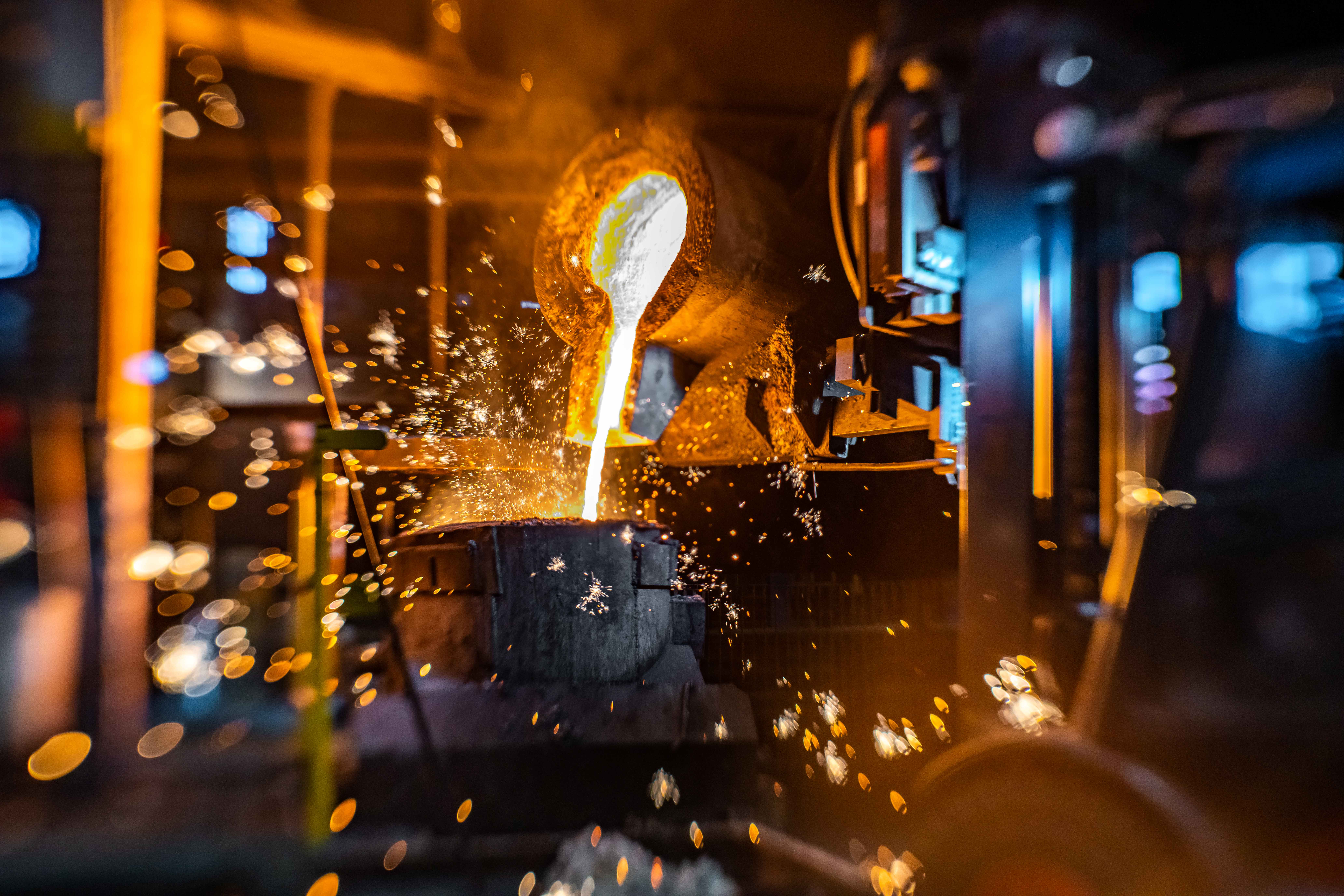 Nahaufnahme der Arbeit mit flüssigem heißem Metall. Produktionsprozess in der Gießerei. Produktionsfabrik, Metallindustrie und Engineering-Konzept.