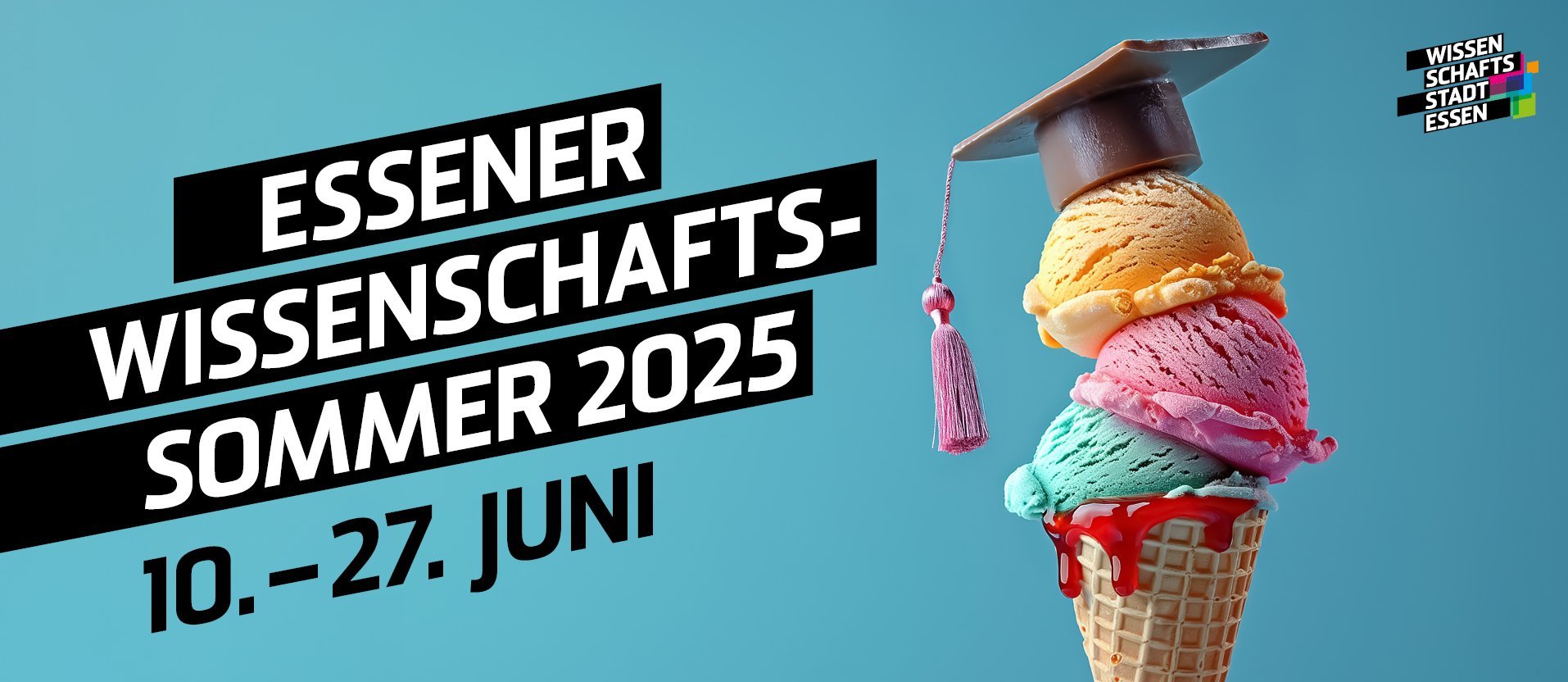 Ein farbenfrohes, humorvoll gestaltetes Werbemotiv für den „Essener Wissenschaftssommer 2025“. Auf hellblauem Hintergrund ist ein großes Eis in einer Waffel zu sehen, bestehend aus vier Kugeln in verschiedenen Farben (orange, rosa, türkis und weiß mit roter Sauce). Die oberste Eiskugel trägt symbolisch einen Doktorhut mit Quaste – ein augenzwinkernder Hinweis auf das Thema Wissenschaft. Links neben dem Eis stehen in großen, schräg gesetzten schwarzen Balken mit weißer Schrift die Worte: „Essener Wissenschaftssommer 2025“ Darunter in Schwarz auf blauem Hintergrund: „10. – 27. Juni“ Es folgt der Slogan: „Das Science-Festival für alle – verständlich, vielseitig, spannend“ Oben rechts befindet sich das Logo der „Wissenschaftsstadt Essen“.