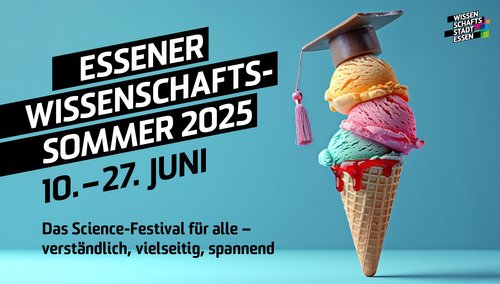 Ein farbenfrohes, humorvoll gestaltetes Werbemotiv für den „Essener Wissenschaftssommer 2025“. Auf hellblauem Hintergrund ist ein großes Eis in einer Waffel zu sehen, bestehend aus vier Kugeln in verschiedenen Farben (orange, rosa, türkis und weiß mit roter Sauce). Die oberste Eiskugel trägt symbolisch einen Doktorhut mit Quaste – ein augenzwinkernder Hinweis auf das Thema Wissenschaft. Links neben dem Eis stehen in großen, schräg gesetzten schwarzen Balken mit weißer Schrift die Worte: „Essener Wissenschaftssommer 2025“ Darunter in Schwarz auf blauem Hintergrund: „10. – 27. Juni“ Es folgt der Slogan: „Das Science-Festival für alle – verständlich, vielseitig, spannend“ Oben rechts befindet sich das Logo der „Wissenschaftsstadt Essen“.