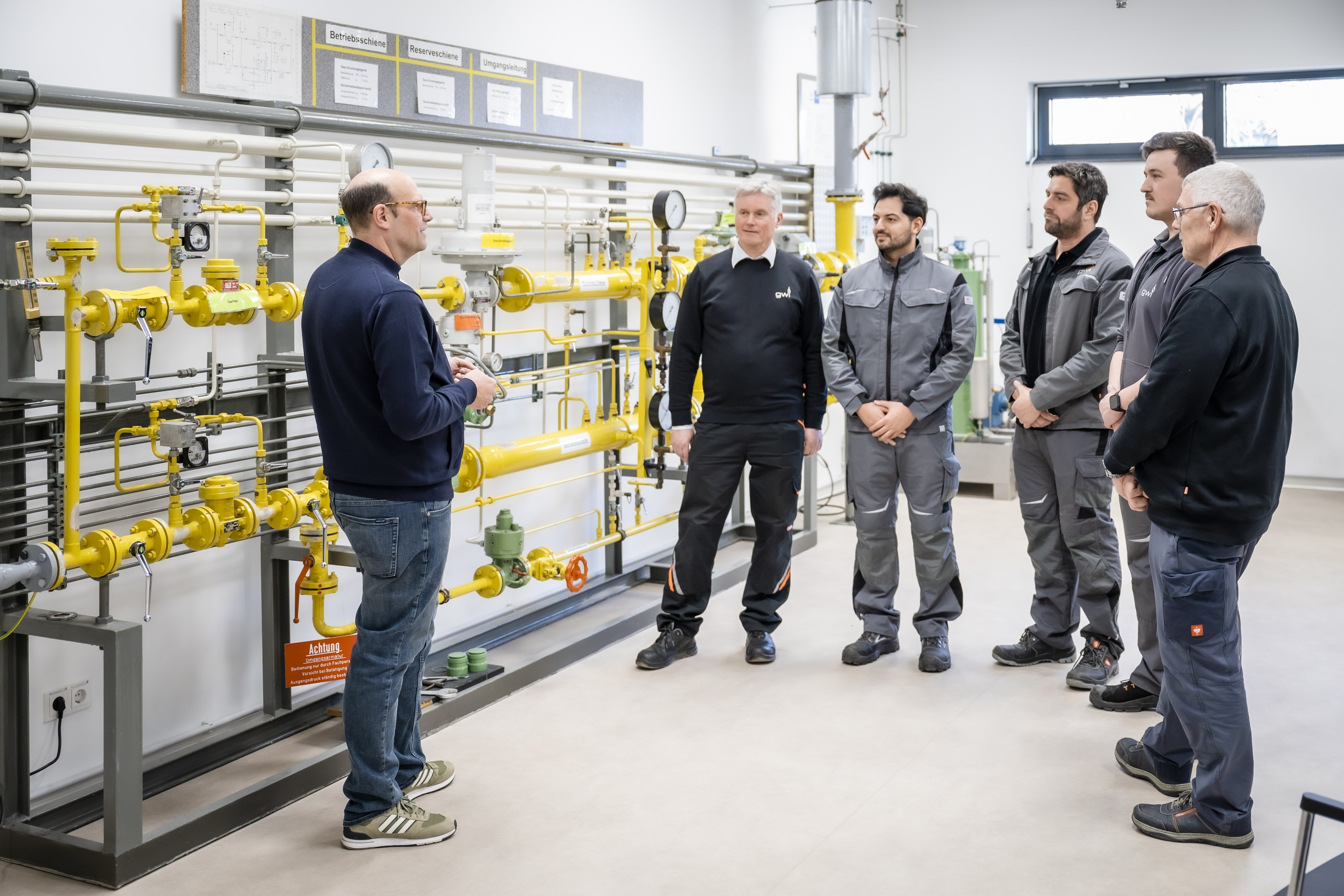 Seminarsituation, Mitarbeiter werden an der gelben Gasdruckregelanlage geschult.