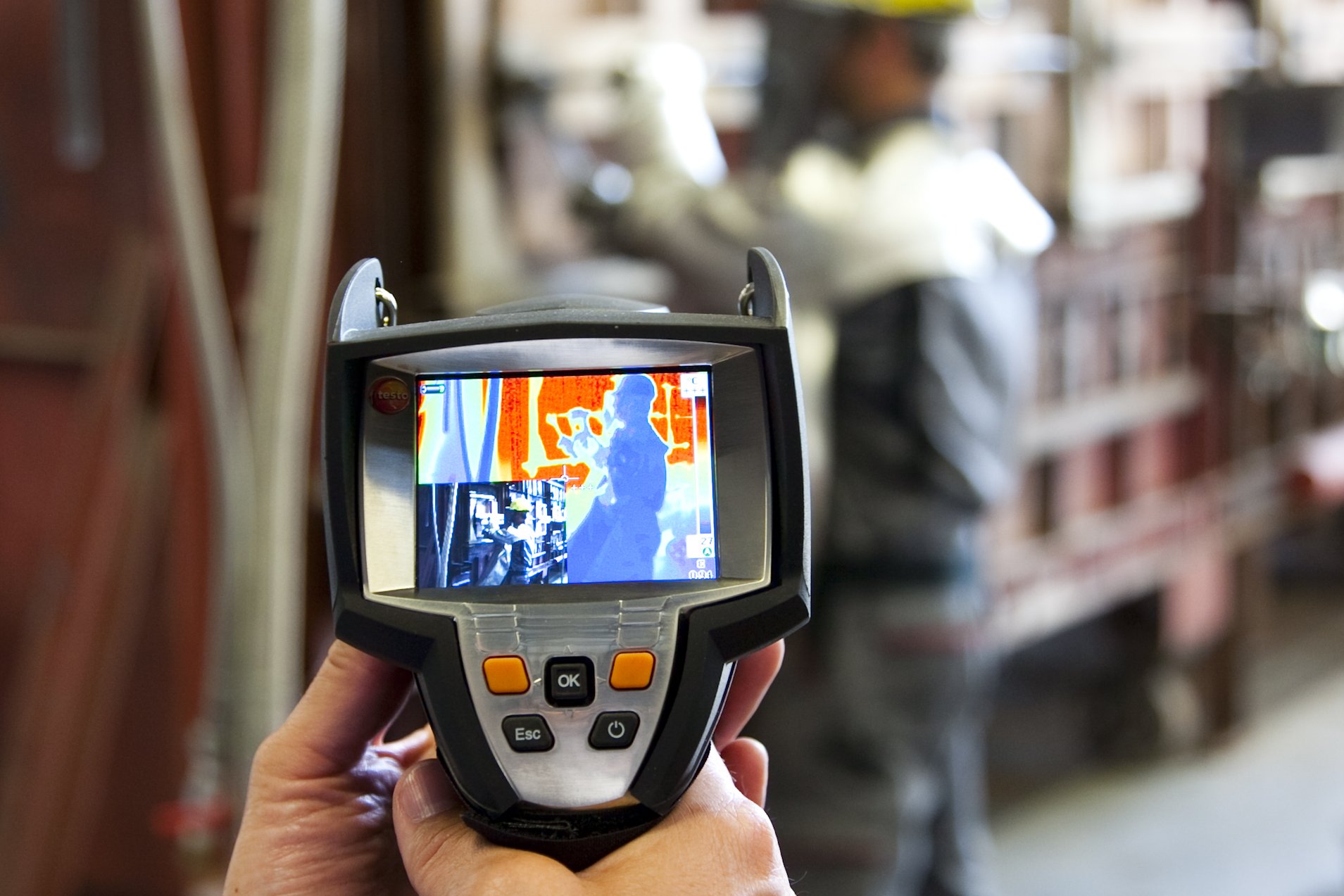 Thermografische Untersuchung mit einer Wärmebildkamera am Gas- und Wärme-Institut Essen (GWI). Das Kameradisplay zeigt die Temperaturverteilung einer industriellen Versuchsanlage. Thermografische Untersuchung mit einer Wärmebildkamera am Gas- und Wärme-Institut Essen (GWI). Das Kameradisplay zeigt die Temperaturverteilung einer industriellen Versuchsanlage.