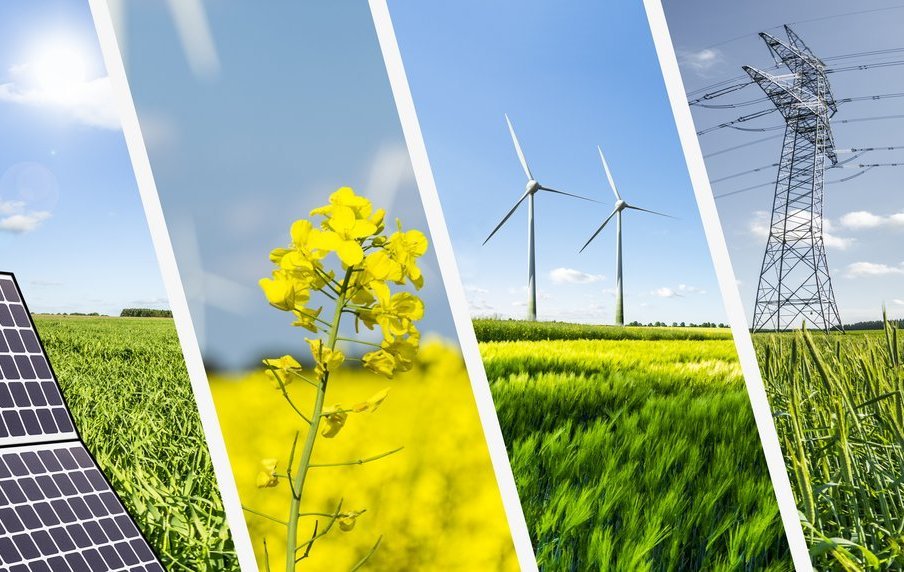 Das Bild ist in vier Segmente unterteilt und zeigt verschiedene Formen erneuerbarer Energien: Links Photovoltaikmodule auf einem Feld, daneben blühende Pflanzen als Symbol für Biomasse, in der Mitte Windkraftanlagen und rechts einen Strommast zur Energieübertragung. Zusammen verdeutlichen diese Elemente die Vielfalt und Verzahnung erneuerbarer Energiequellen.