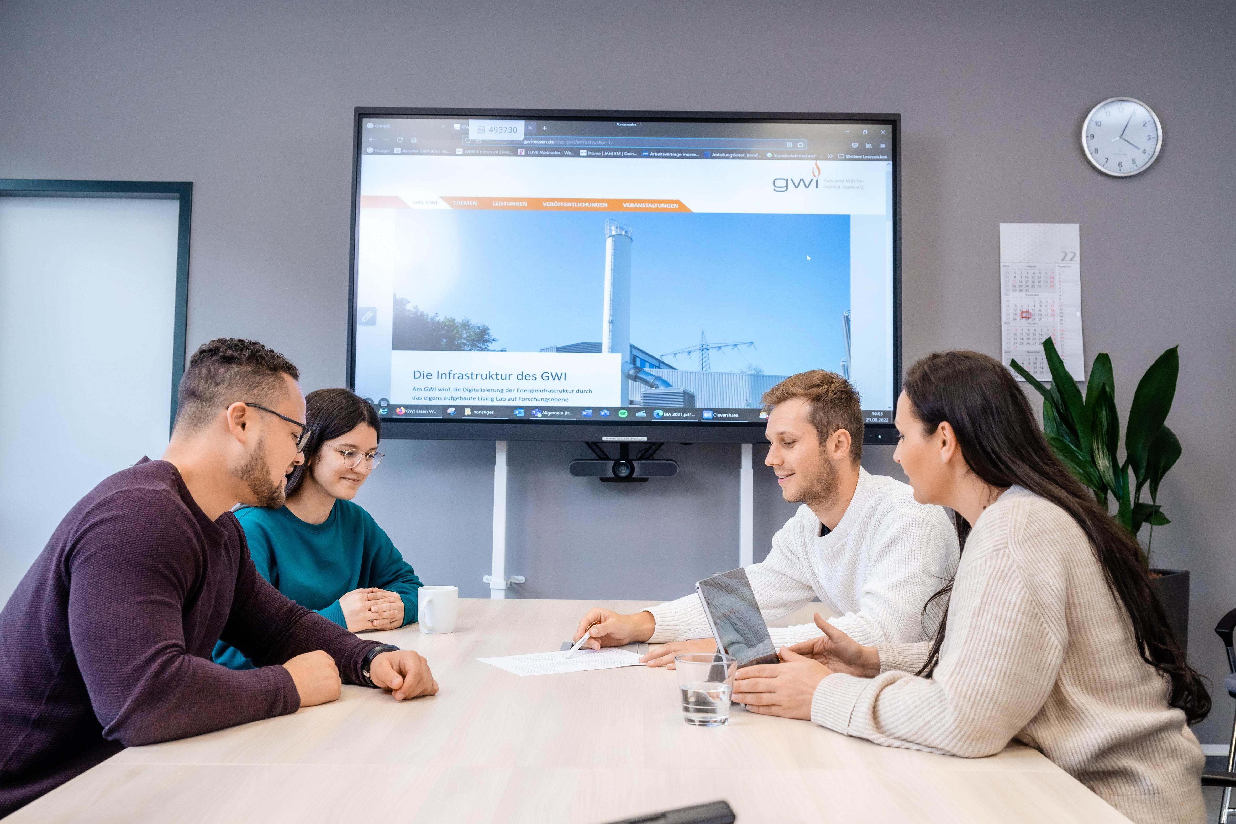 Mitarbeiterinnen und Mitarbeiter in einer Besprechungssituation
