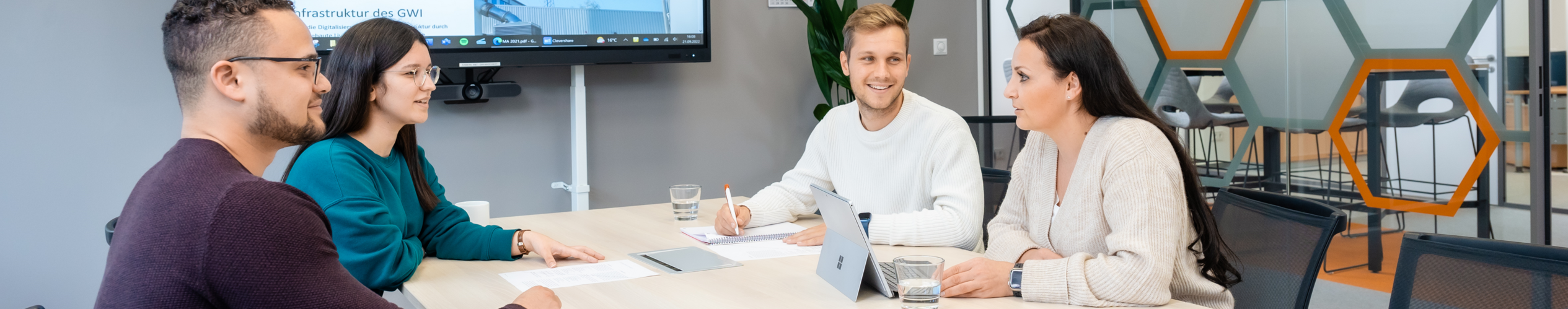 Personen bei einer Besprechung zum ASUE KWK-Service