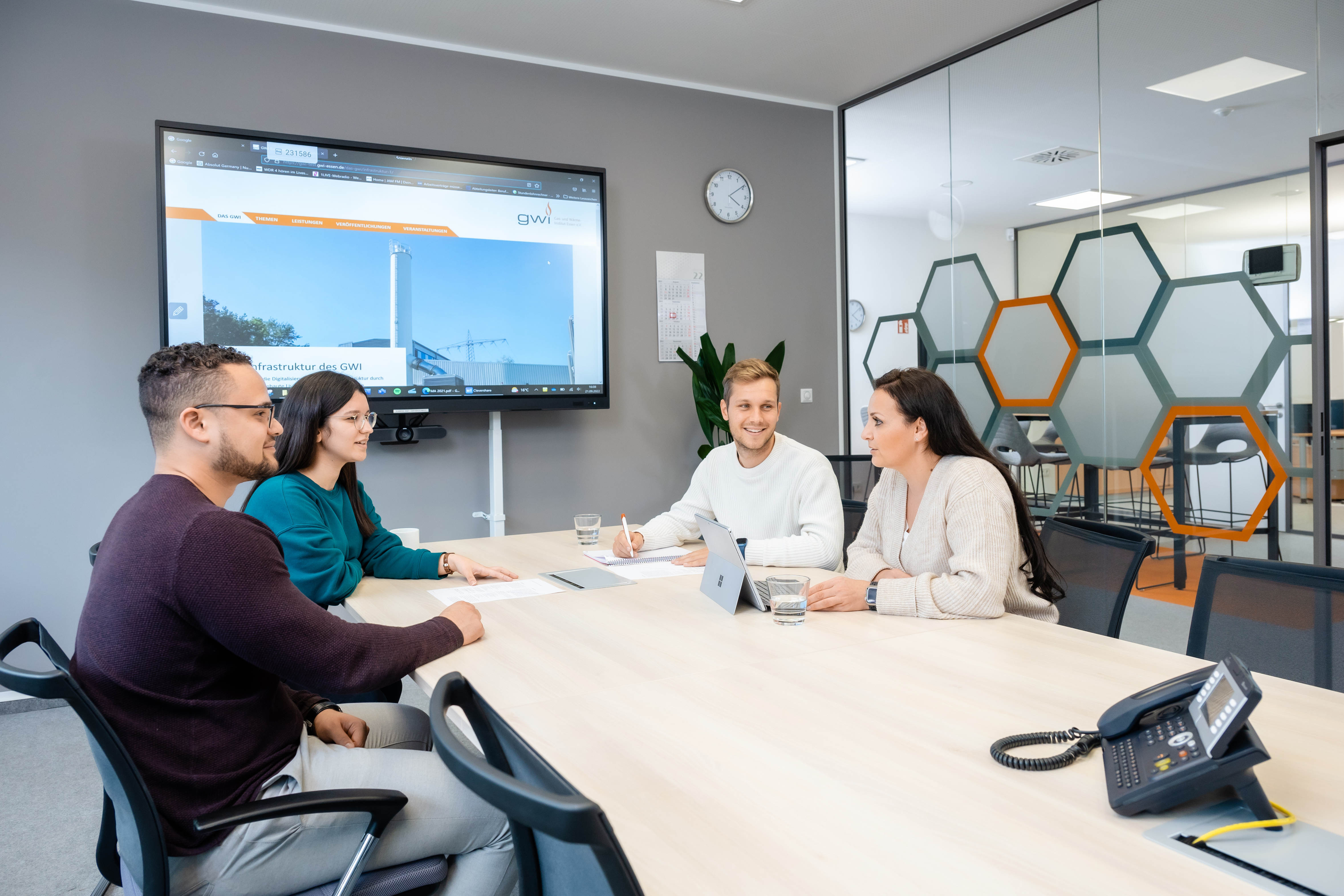 Personen bei einer Besprechung zum ASUE KWK-Service