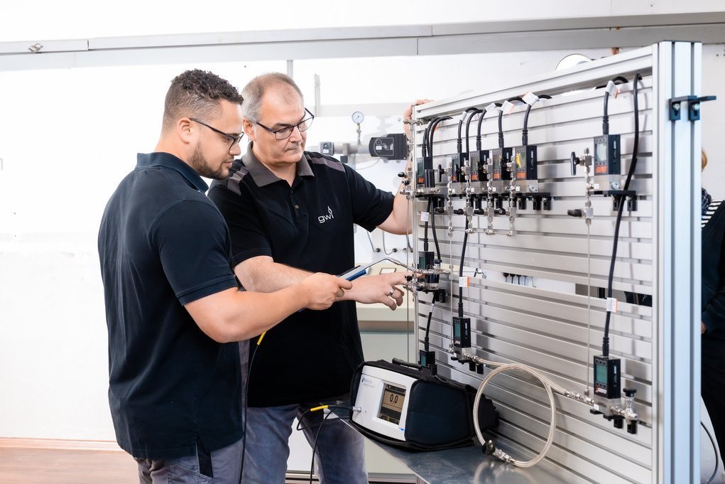 Zwei Ingenieure prüfen eine moderne Gasmess- und Prüfanlage im Labor des Gas- und Wärme-Instituts Essen (GWI).