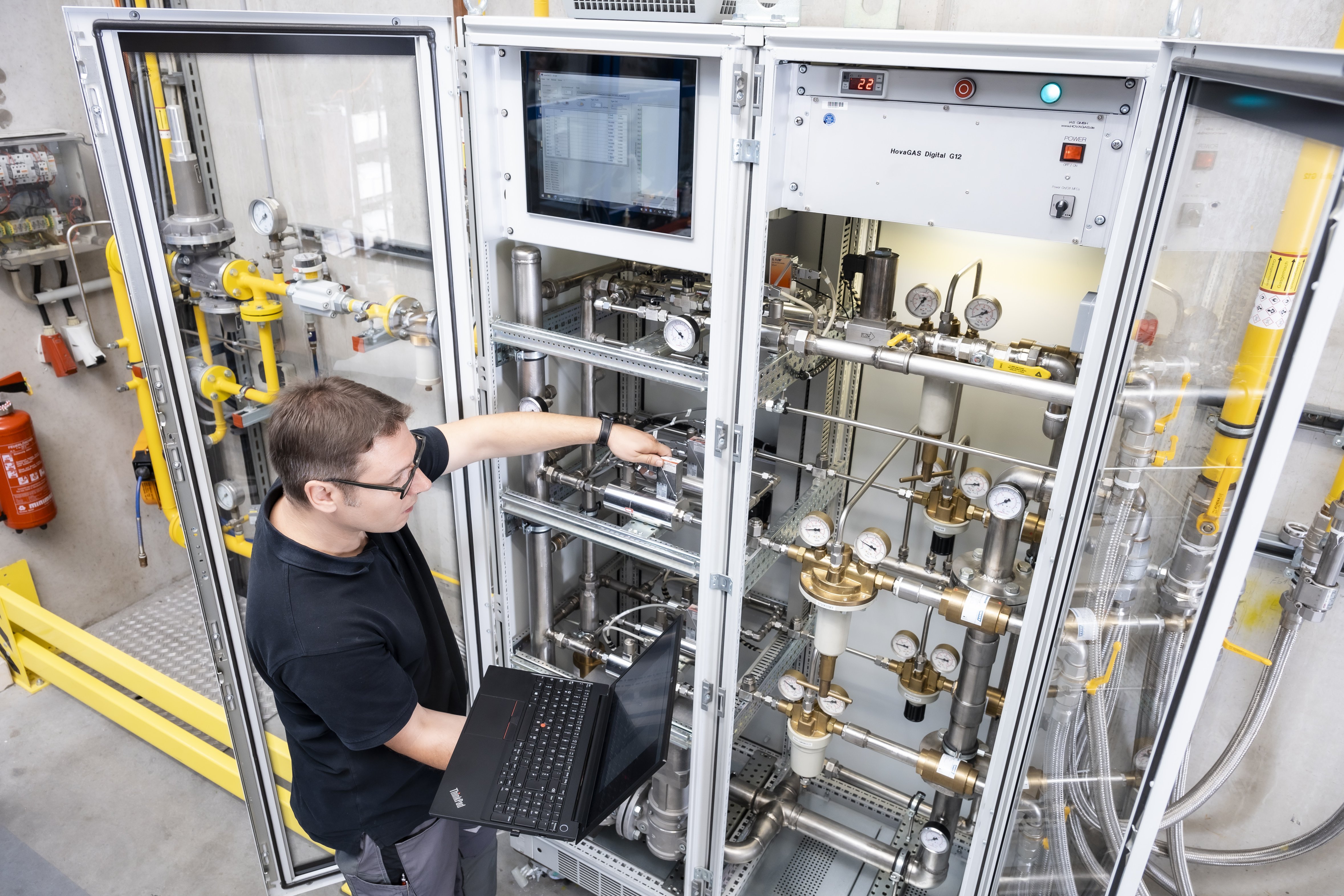 Mitarbeiter führt eine technische Messung an einer Versuchsanlage am GWI durch. Mitarbeiter führt eine technische Messung an einer Versuchsanlage am GWI durch.