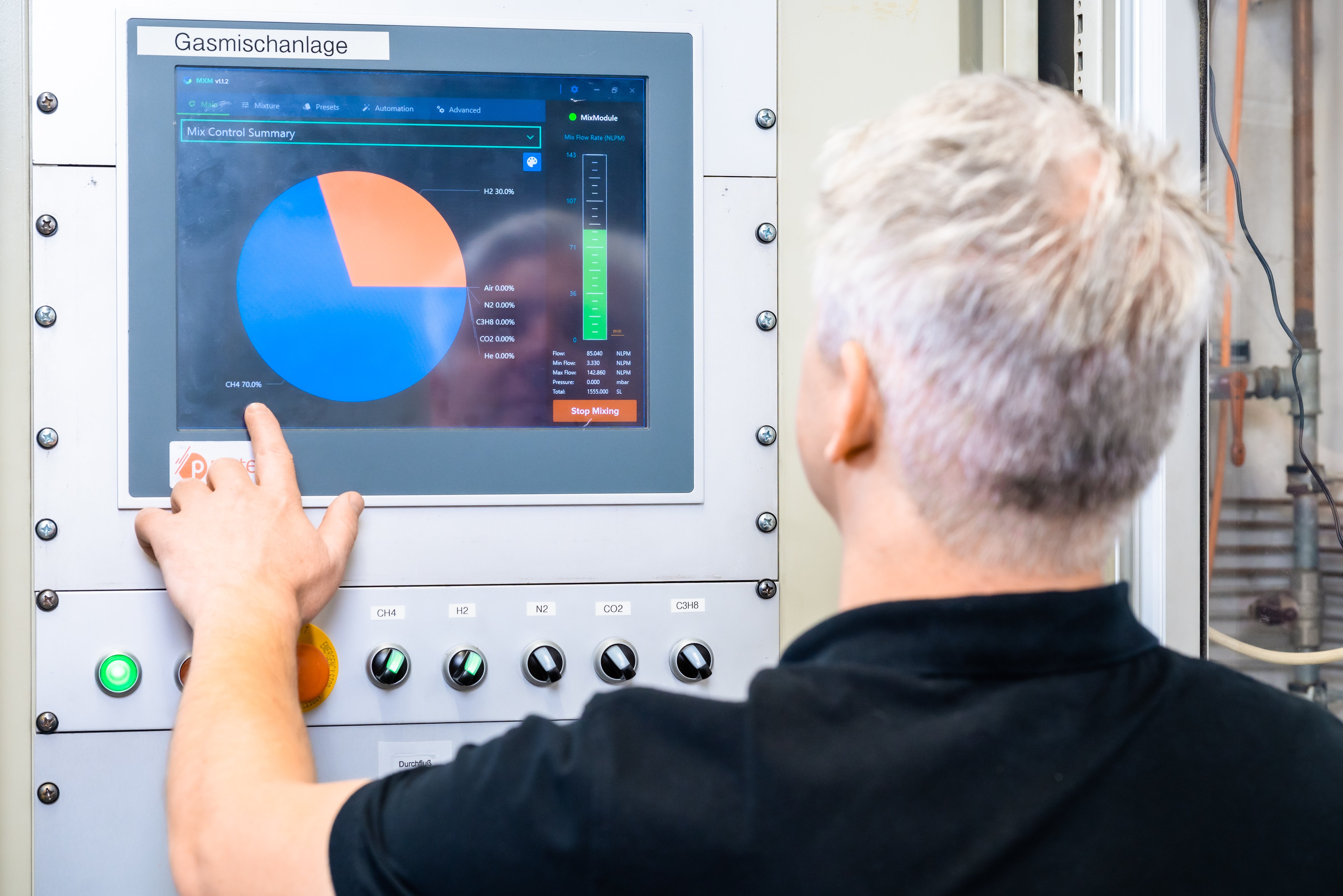 Mitarbeiter bedient die Steuerung einer technischen Anlage am GWI. Mitarbeiter bedient die Steuerung einer technischen Anlage am GWI.