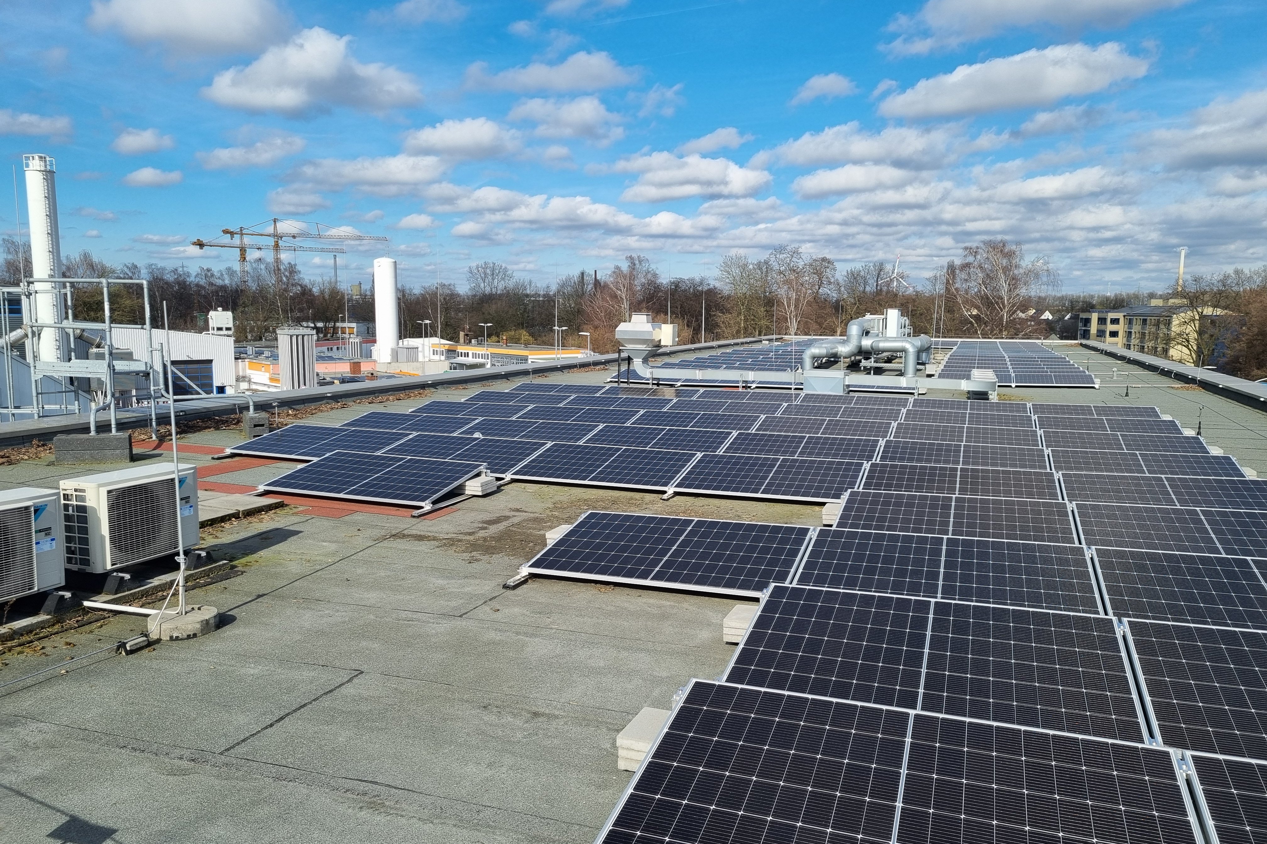 Die Solarpanele auf dem Schulungs- und Verwaltungsgebäude des GWI in Essen wurden unterschiedlich ausgerichtet um die Sonneneinstrahlung optimal zu nutzen.